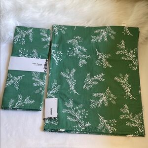 The Cellar Table Runner with Set of 4 Placemats. Brand New With Tags.